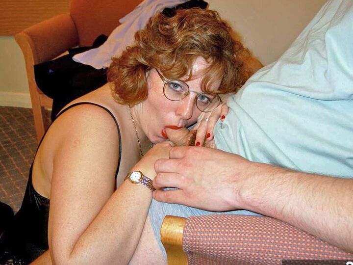 19P UK amateur Curvy Claire usa gafas durante el sexo oral con un hombre
