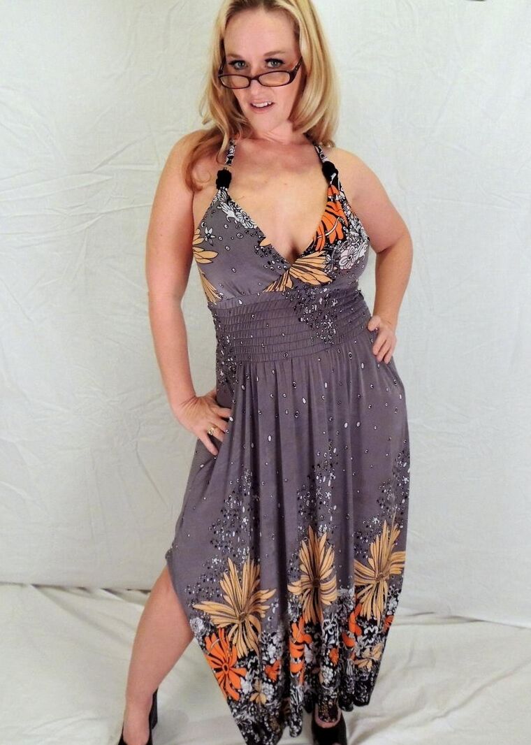 Dee Siren, amateur en surpoids, affiche ses gros seins dans des lunettes et un string.