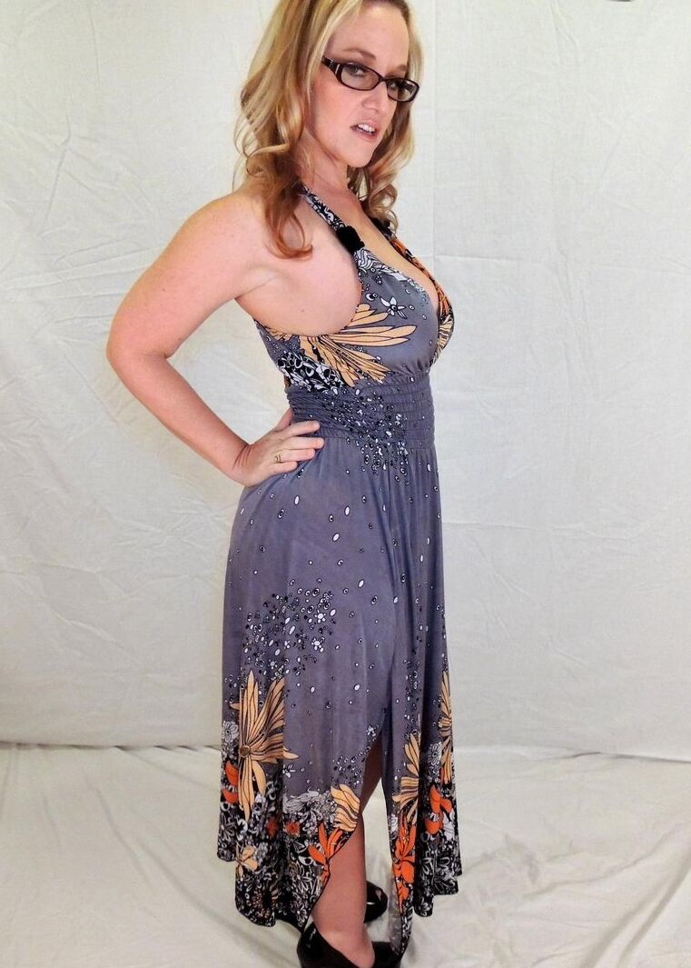 Dee Siren, amateur en surpoids, affiche ses gros seins dans des lunettes et un string.