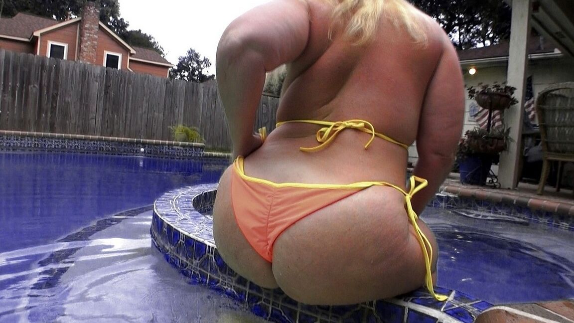 21P Sexy madura PAWG Dee Siren posando em seu biquíni laranja na piscina