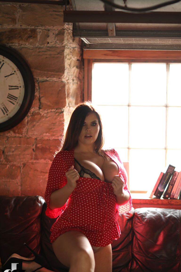 21P A morena gorda Terri Lou tira o vestido vermelho e exibe suas curvas em um solo