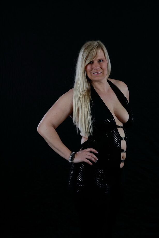 20P La blonde plus âgée Sweet Susi affiche son décolleté invitant dans une longue robe