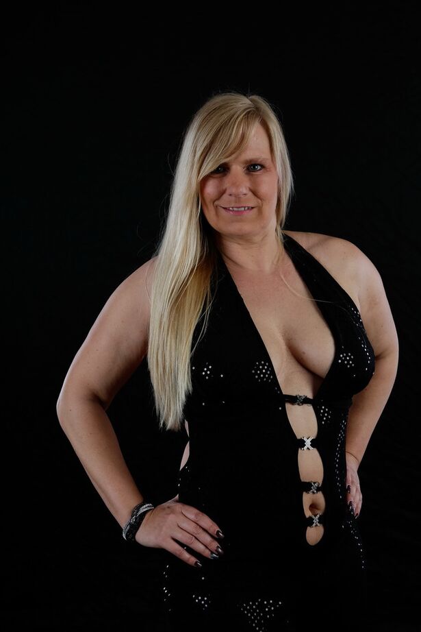 20P La blonde plus âgée Sweet Susi affiche son décolleté invitant dans une longue robe