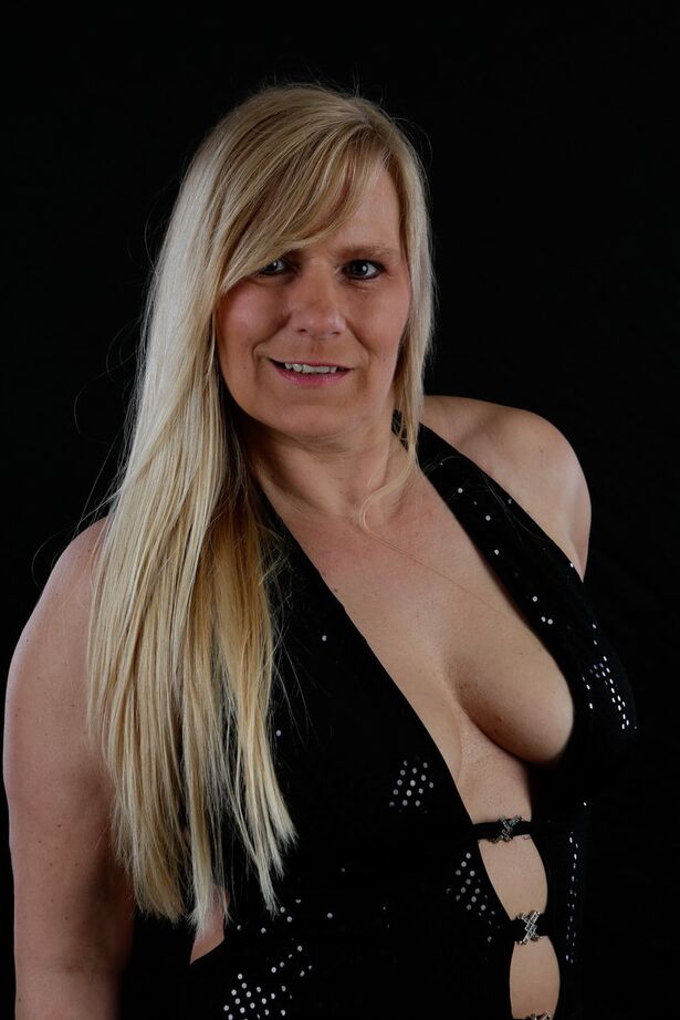 20P La blonde plus âgée Sweet Susi affiche son décolleté invitant dans une longue robe