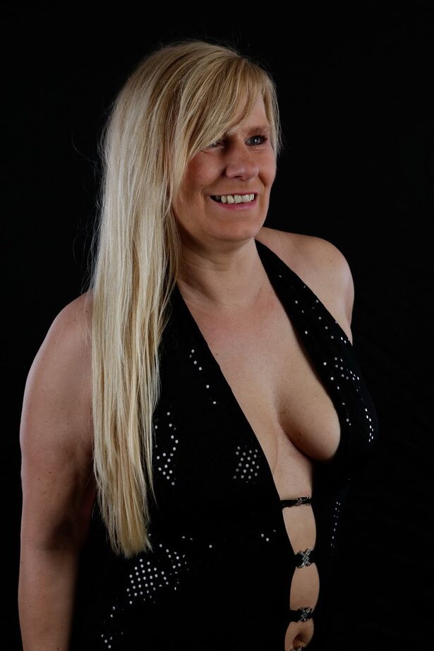 20P La blonde plus âgée Sweet Susi affiche son décolleté invitant dans une longue robe