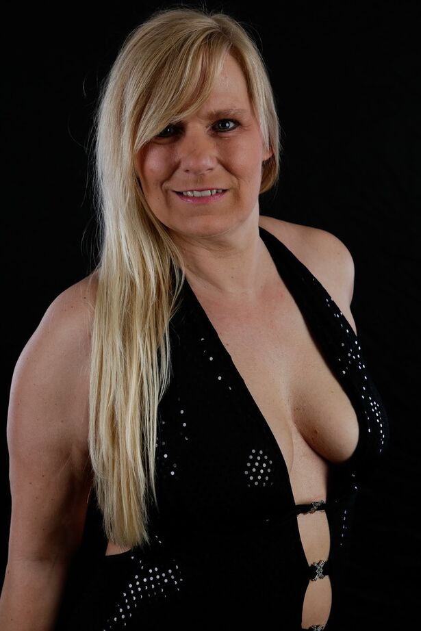 20P La blonde plus âgée Sweet Susi affiche son décolleté invitant dans une longue robe