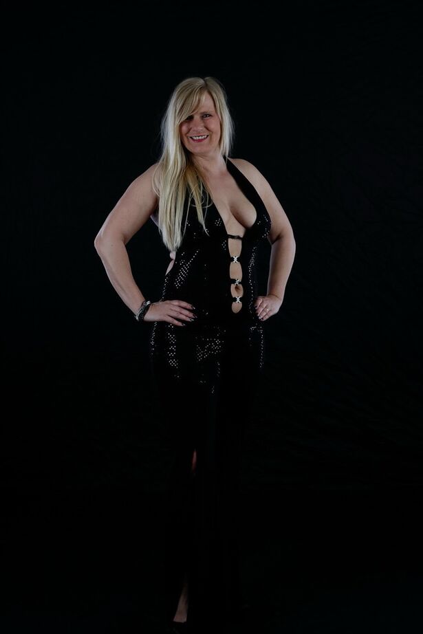 20P La blonde plus âgée Sweet Susi affiche son décolleté invitant dans une longue robe