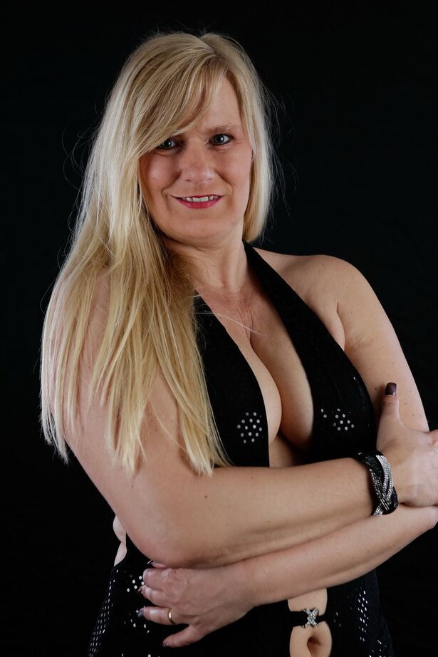 20P La blonde plus âgée Sweet Susi affiche son décolleté invitant dans une longue robe
