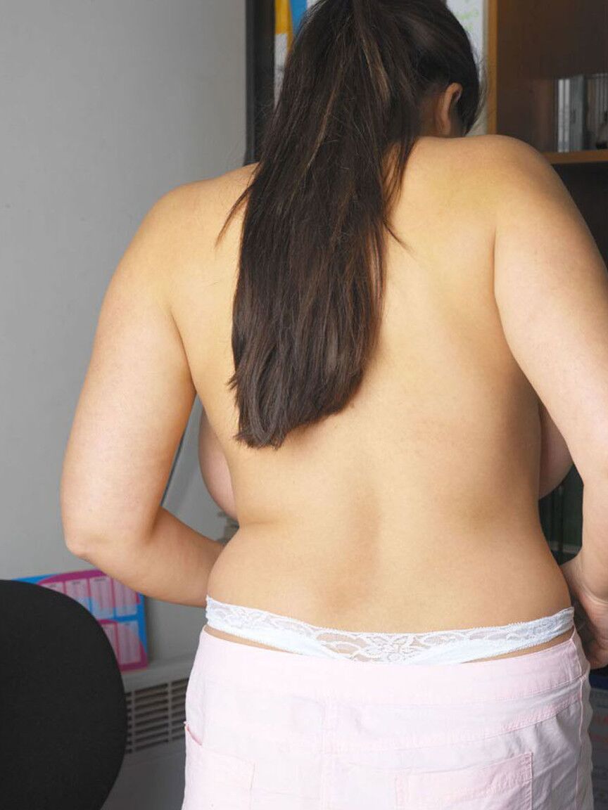 21P La joven morena Kerry Marie expone sus grandes tetas y posa en solitario