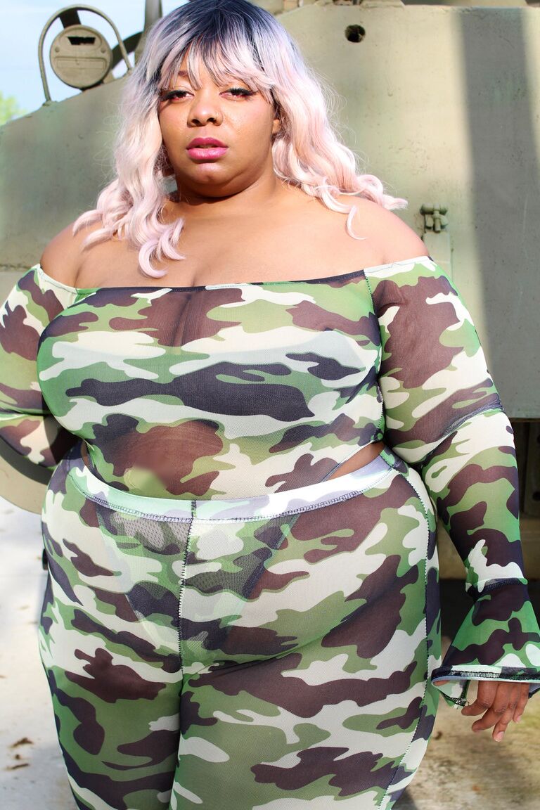 12P La negra obesa Carmelotto Rush muestra su trasero en tanga ante una camiseta sin mangas