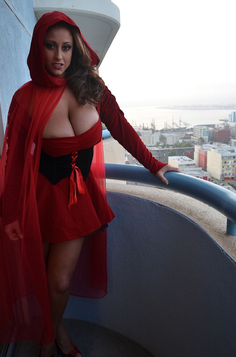 21P La pechugona estrella porno Eva Notty se burla con un disfraz de Caperucita Roja