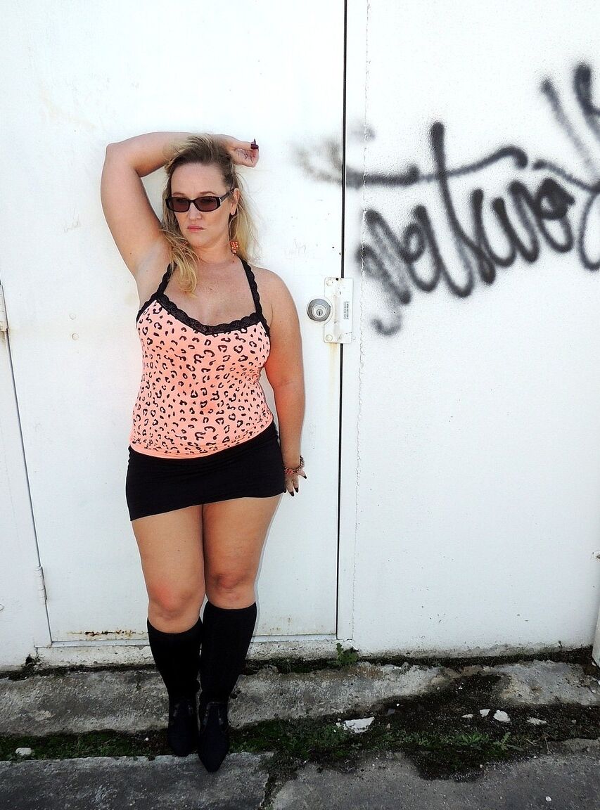21P La MILF rubia americana Dee Siren deja salir sus enormes y jugosas tetas