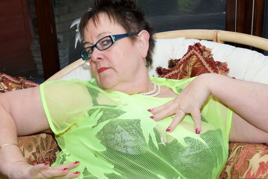 20P Mujer mayor gorda con pelo corto y puntiagudo juega con su coño con gafas