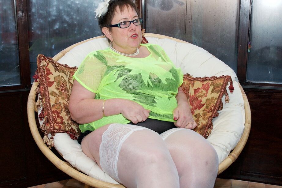 20P Mujer mayor gorda con pelo corto y puntiagudo juega con su coño con gafas