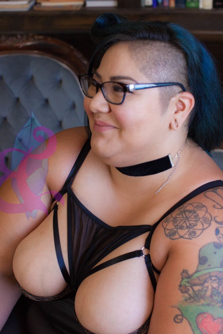 18P tatuada SSBBW Crystal Blue provocando seus suculentos seios naturais em óculos