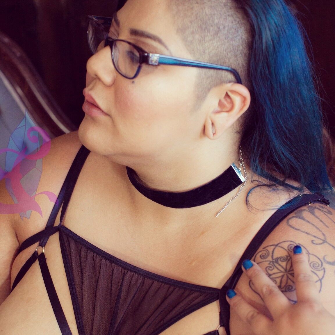 18P tatuada SSBBW Crystal Blue provocando seus suculentos seios naturais em óculos
