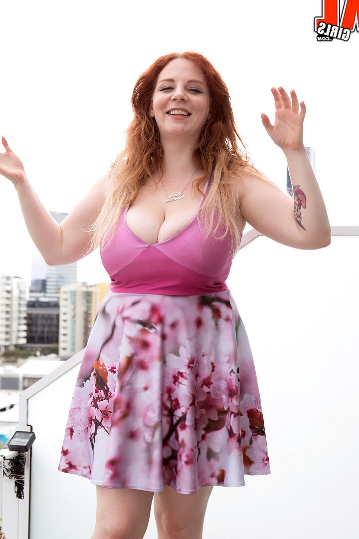 16P La pelirroja australiana BBW Avalon se desnuda en su habitación