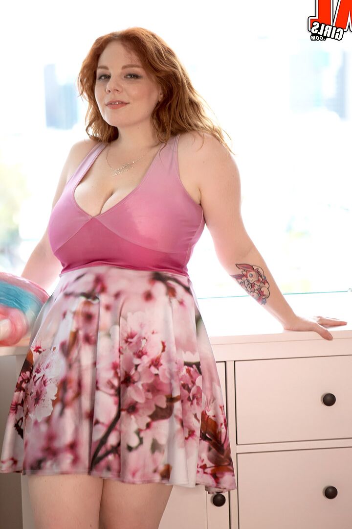 16P La pelirroja australiana BBW Avalon se desnuda en su habitación