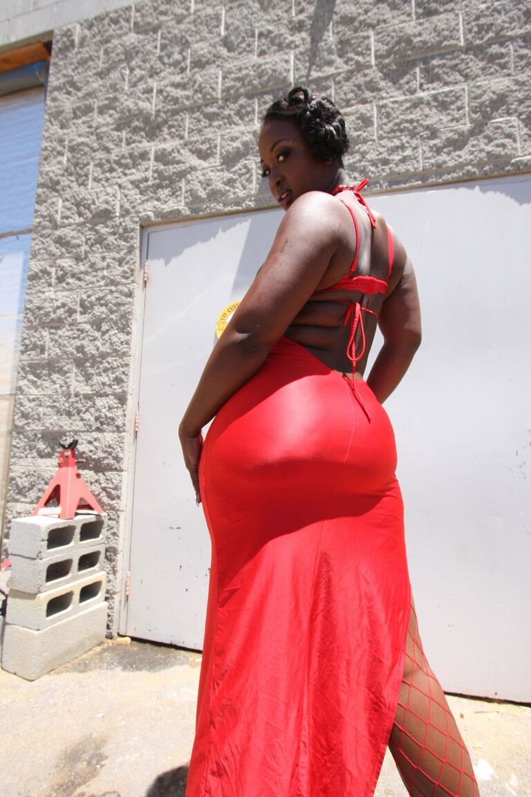 17P Tremendously busty Jamaican Aryana Starr reveals a huge oiled big ass outside