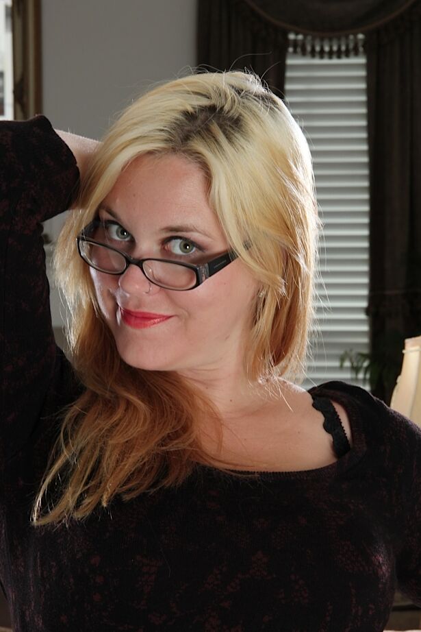 16P Fatty milf cadela Lindsay Jackson se despindo no escritório do chefe