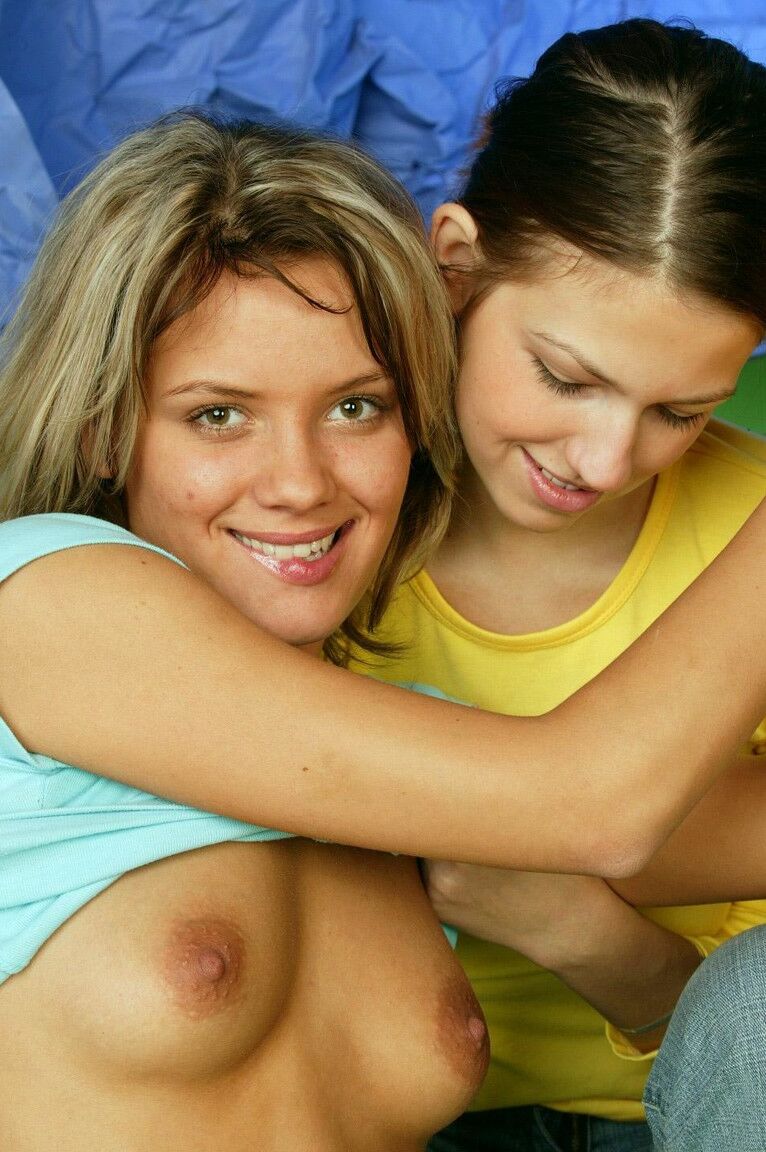 17P 遊び心のある二人の彼女が同じおもちゃを持って楽しく遊んでいます