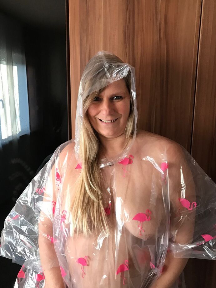 20P A amadora espessa Sweet Susi posa nua envolta em uma capa de chuva descartável