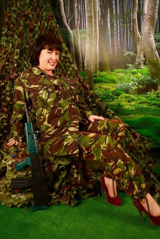 20P British amateur Juicey Janey sticks a mortar shell in her horny vagina