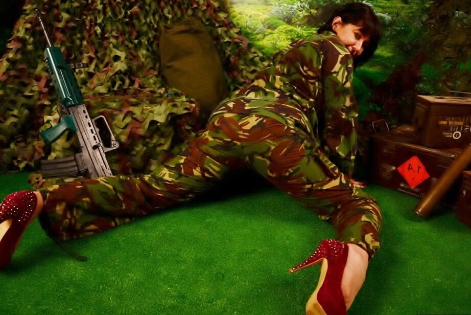 20P British amateur Juicey Janey sticks a mortar shell in her horny vagina