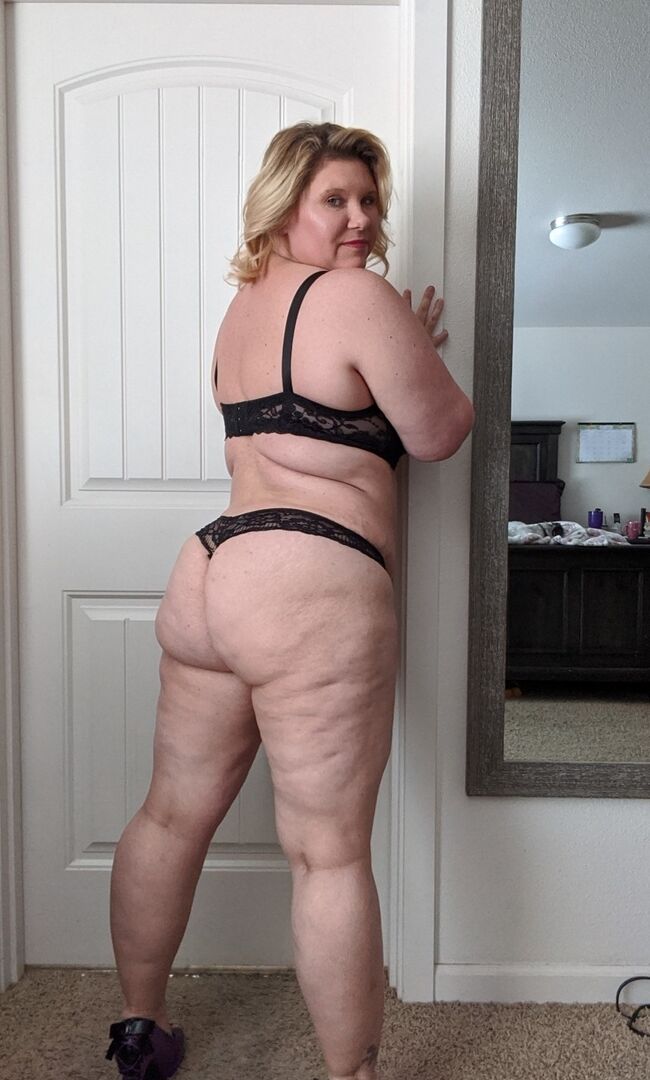 Die 20P reife BBW Kris Ann kneift sich in die Brustwarzen, bevor sie in ihrem Haus masturbiert
