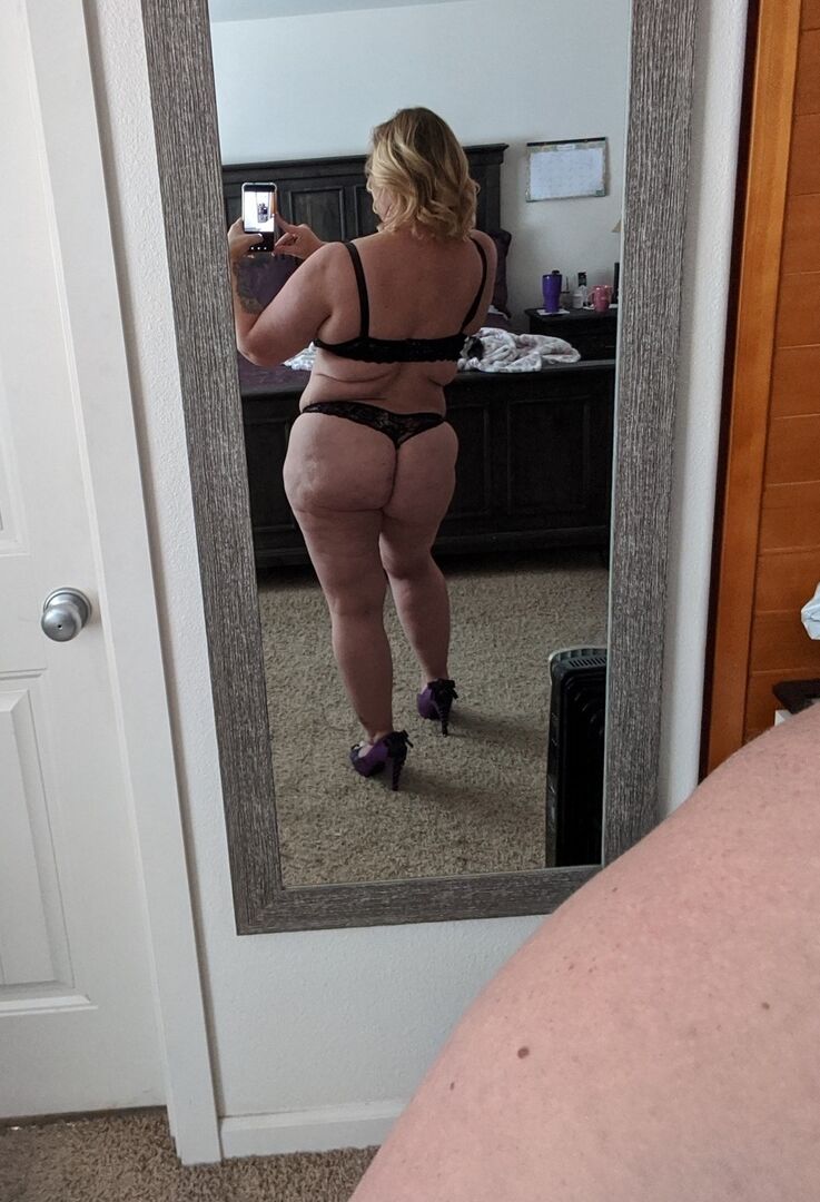 Die 20P reife BBW Kris Ann kneift sich in die Brustwarzen, bevor sie in ihrem Haus masturbiert