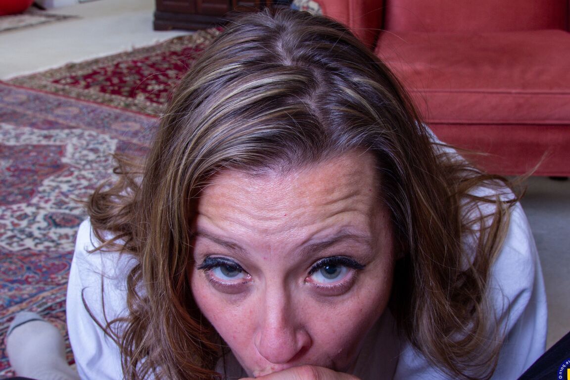 11P Mature NL MILF cachonda Indigo se divierte con semen