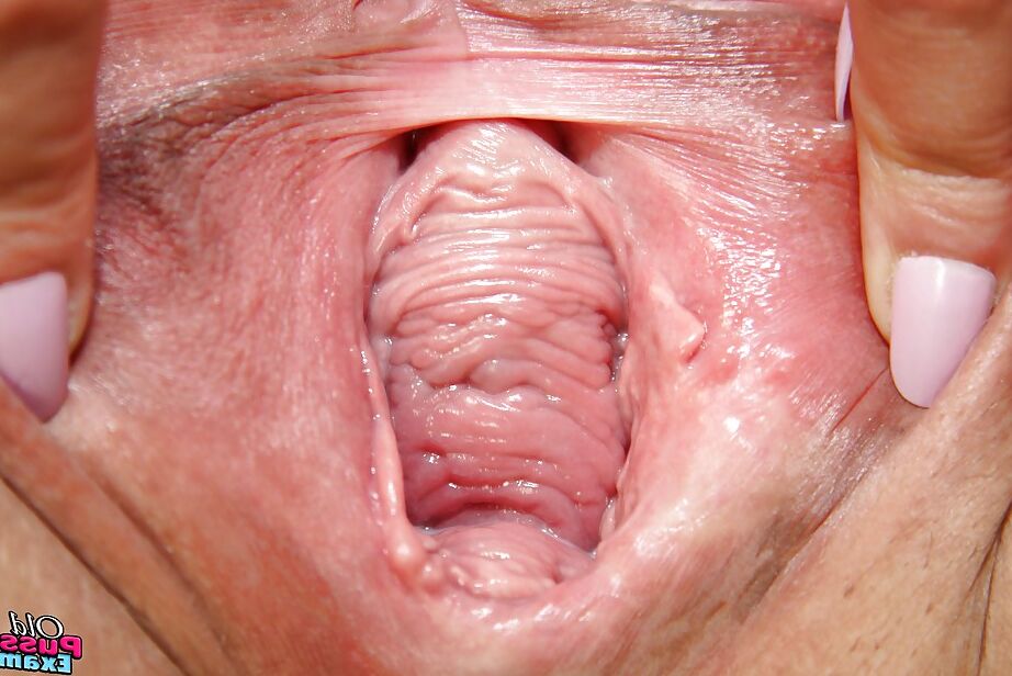 16P Enfermera ginecomastia gorda con grandes tetas lamiendo sus pezones y jugando con su vagina afeitada