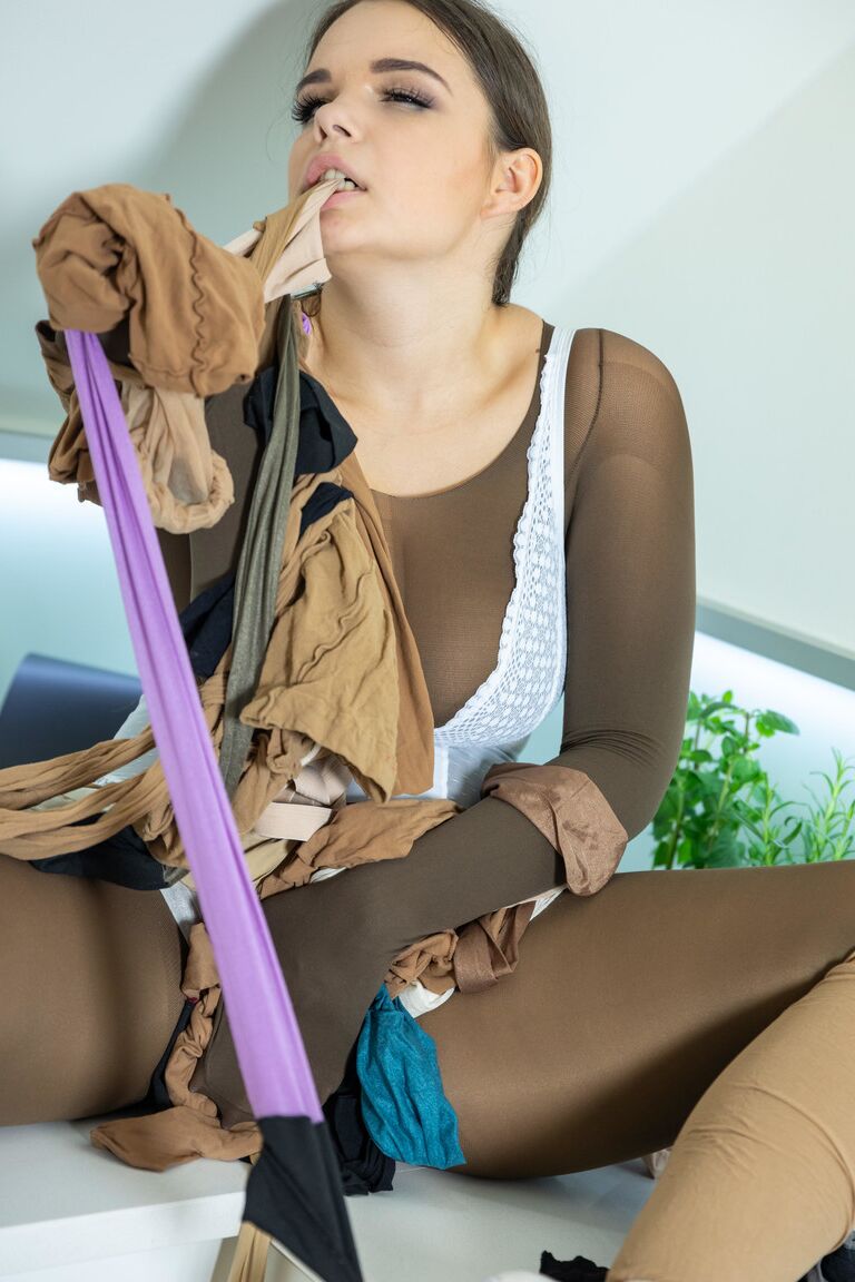 16P 巨乳の女の子ソフィア・リーが何層ものパンストで身を飾る