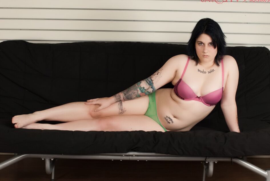 15P A gordinha tatuada Green Eyed tira a lingerie e Mary Janes para posar nua