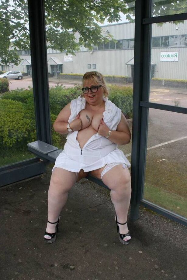 20P La grosse femme blonde Lexie Cummings s'expose dans un abribus public
