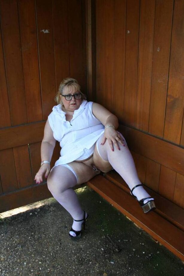 20P La grosse femme blonde Lexie Cummings s'expose dans un abribus public