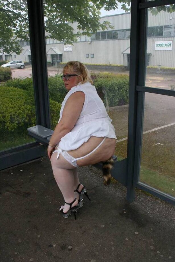 20P La grosse femme blonde Lexie Cummings s'expose dans un abribus public