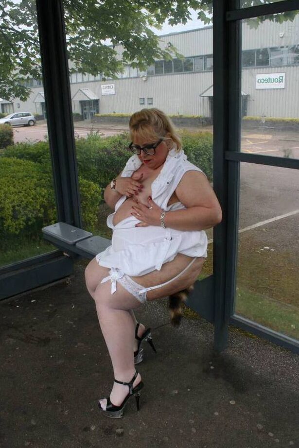 20P La grosse femme blonde Lexie Cummings s'expose dans un abribus public