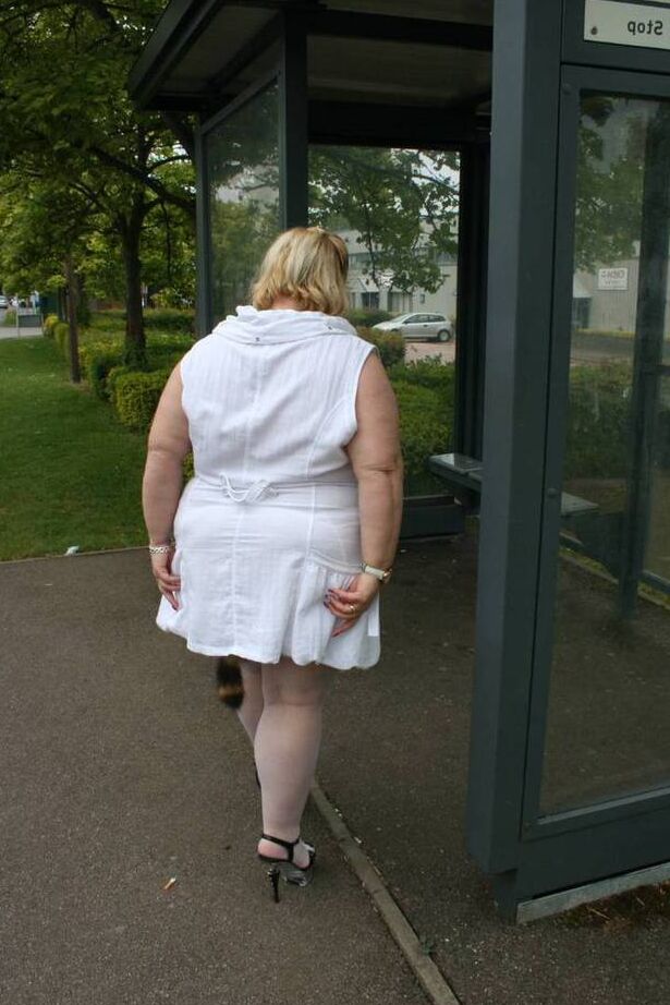 20P La grosse femme blonde Lexie Cummings s'expose dans un abribus public
