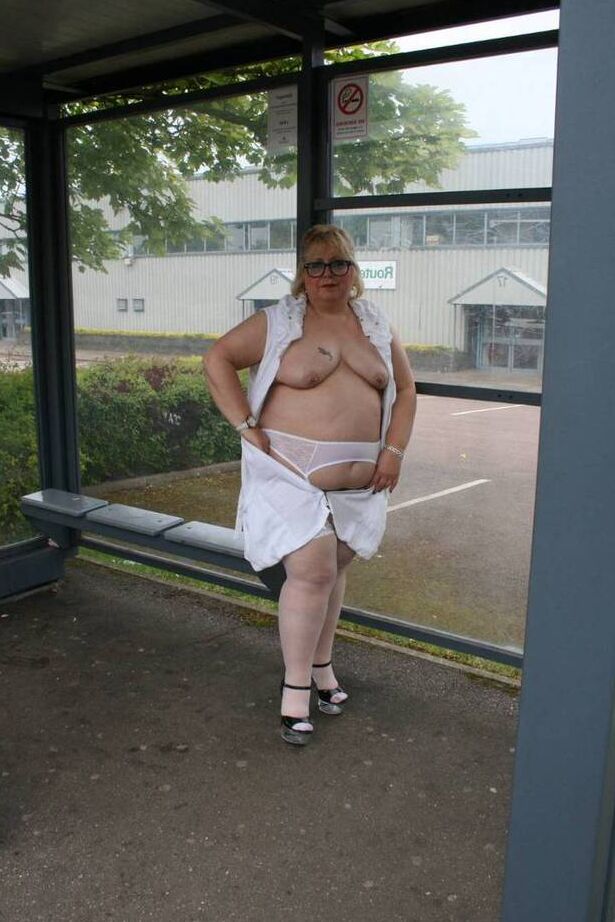 20P La grosse femme blonde Lexie Cummings s'expose dans un abribus public