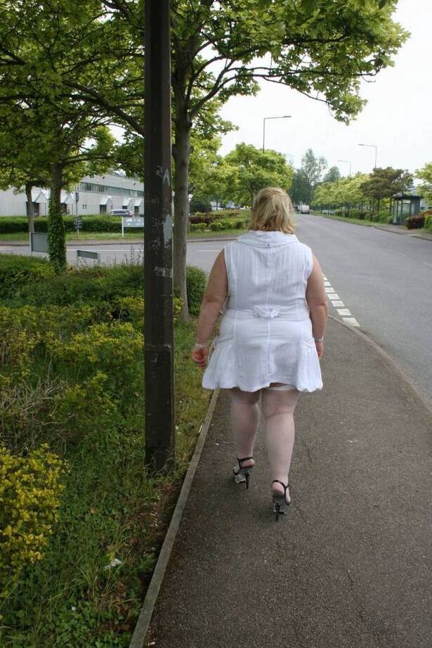 20P La grosse femme blonde Lexie Cummings s'expose dans un abribus public