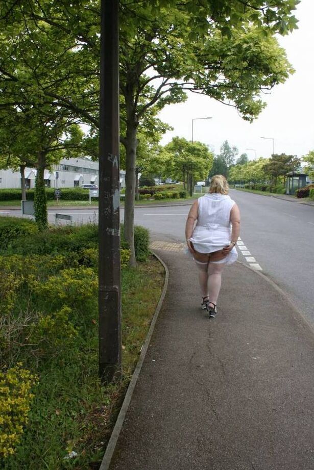 20P La grosse femme blonde Lexie Cummings s'expose dans un abribus public
