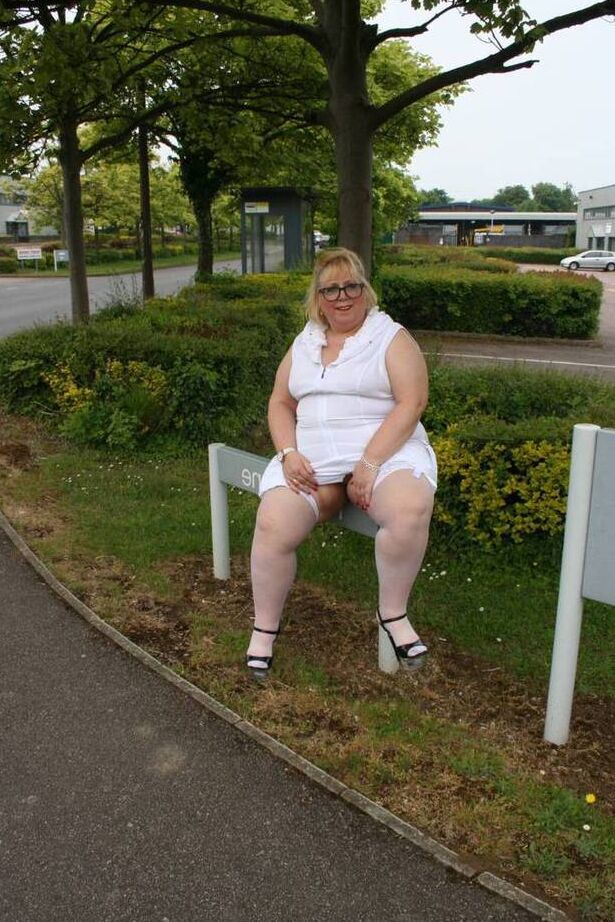 20P La grosse femme blonde Lexie Cummings s'expose dans un abribus public