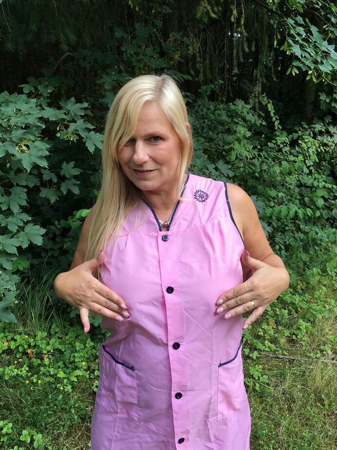 20P Amadora loira mais velha, Sweet Susi, se expõe em uma garagem rural