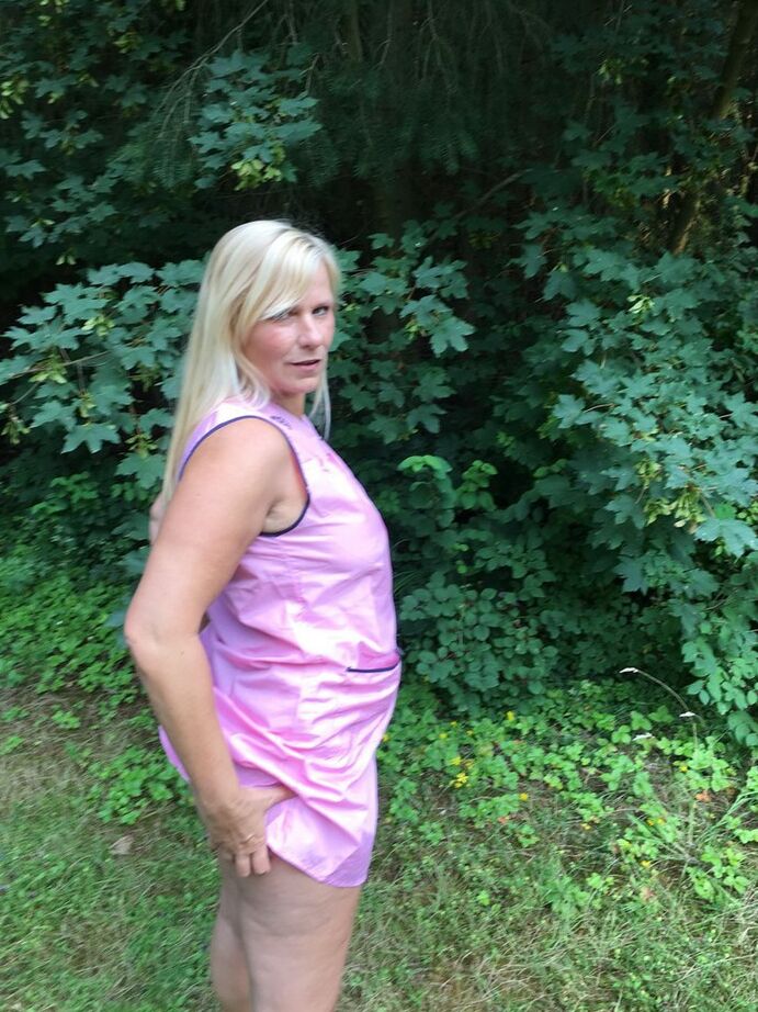 20P Amadora loira mais velha, Sweet Susi, se expõe em uma garagem rural