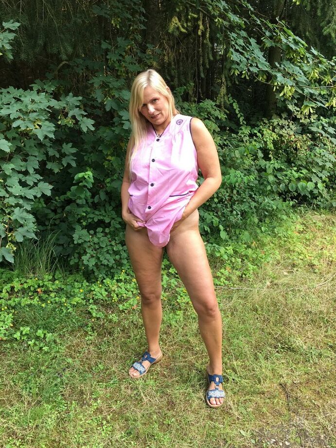 20P Amadora loira mais velha, Sweet Susi, se expõe em uma garagem rural