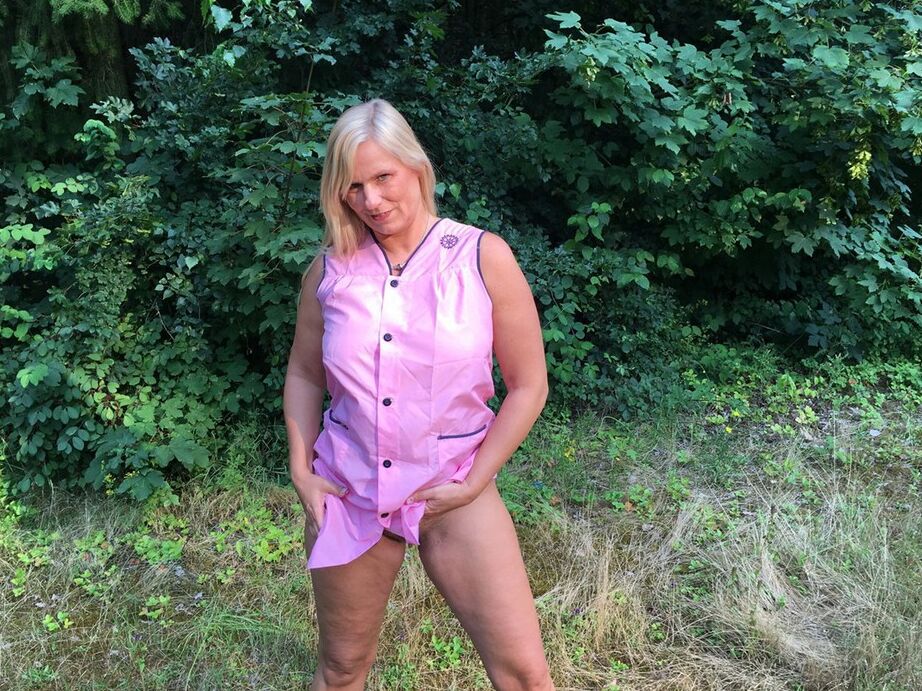 20P Amadora loira mais velha, Sweet Susi, se expõe em uma garagem rural