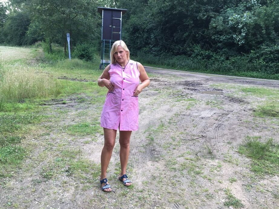 20P Amadora loira mais velha, Sweet Susi, se expõe em uma garagem rural