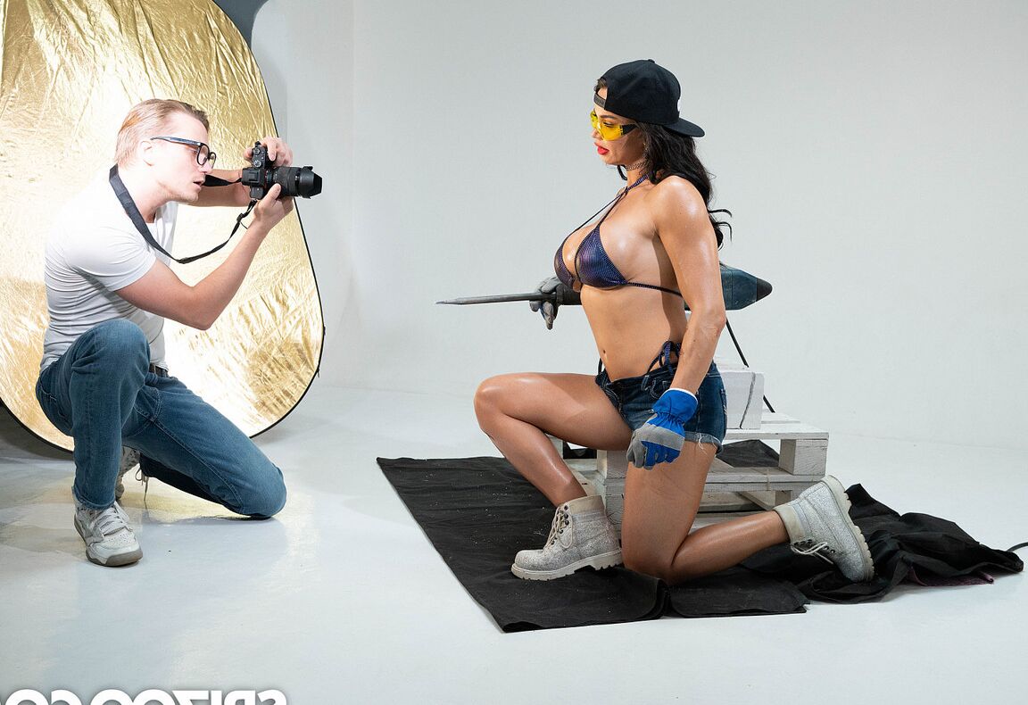 15P A morena tatuada Chloe Lamour faz sexo hardcore com seu fotógrafo