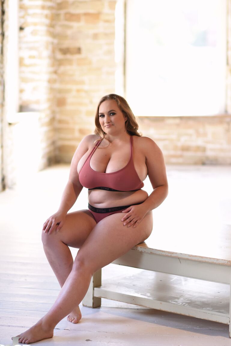 21P A gorda gostosa Sara Willis deixa escapar seus peitos monstruosos brilhantes e posa de topless
